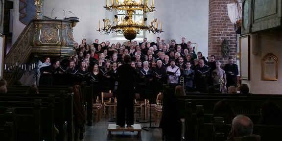 TU Kammerchor, Collegium Musicum der Chorakademie und der finnische Kammerchor Kampin Laulu musizieren im Dom zu Porvoo.