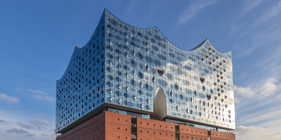 Ein Foto, welches die Elbphilharmonie in Hamburg von außen zeigt.
