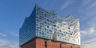 Ein Foto, welches die Elbphilharmonie in Hamburg von außen zeigt.