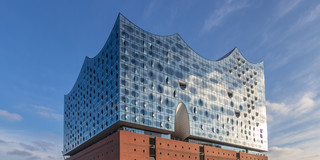 Ein Foto, welches die Elbphilharmonie in Hamburg von außen zeigt.