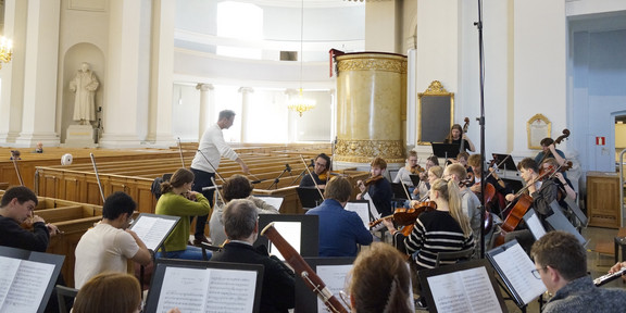 Das Dortmunder Kammerorchester probt im Dom zu Helsinki unter Leitung von UMD Julian Pontus Schirmer