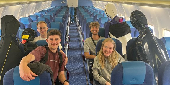 Die Cellisten den Dortmunder Kammerorchester im Flieger nach Helsinki