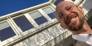 Dr. Felix Thiesen vor der Hochschule für Musik Freiburg