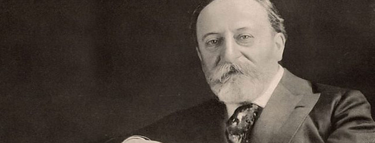 Ein Bild von Camille Saint-Saëns in fortgeschrittenem Alter und in schwarz-weiß.