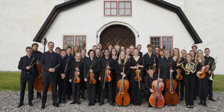 Das Dortmunder Kammerorchester vor dem Dom von Porvoo (Finnland)
