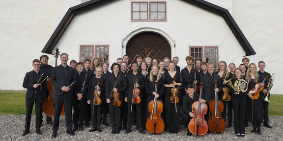 Das Dortmunder Kammerorchester vor dem Dom von Porvoo (Finnland)