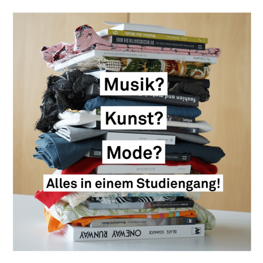 Ein Foto von einem Stapel aus Büchern und Stoffen - darüber der Text: Musik? Kunst? Mode? Alles in einem Studiengang!