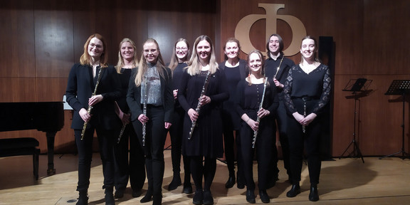 TU Flutes Gruppenbild des Ensembles "TU Flutes", die Musiker*innen halten ihre Flöten in der Hand