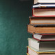 Ein Stapel gebundener Bücher.